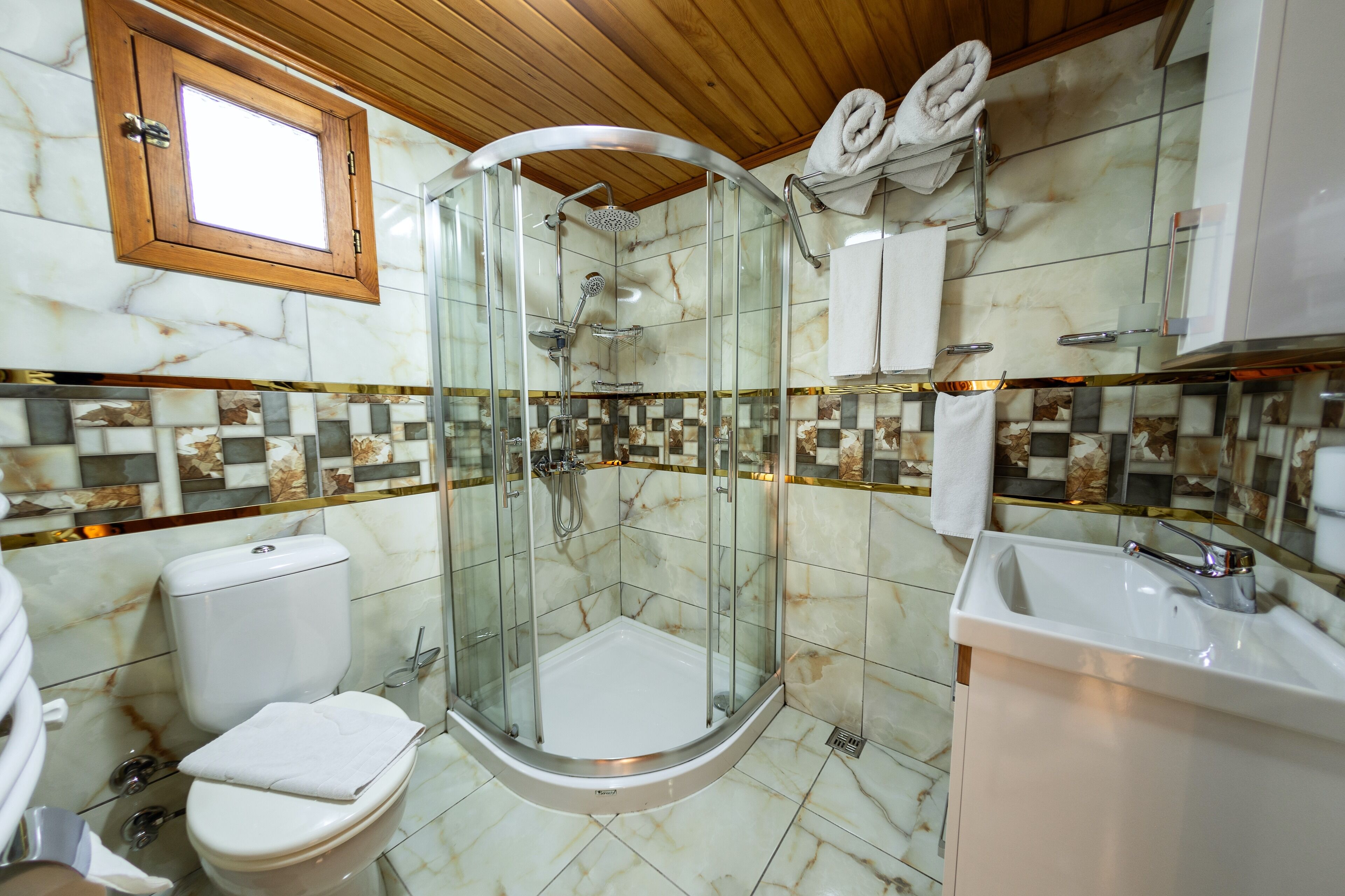 bungalow | bathroom | combined shower/bathtub, free toiletries, hair dryer, slippers