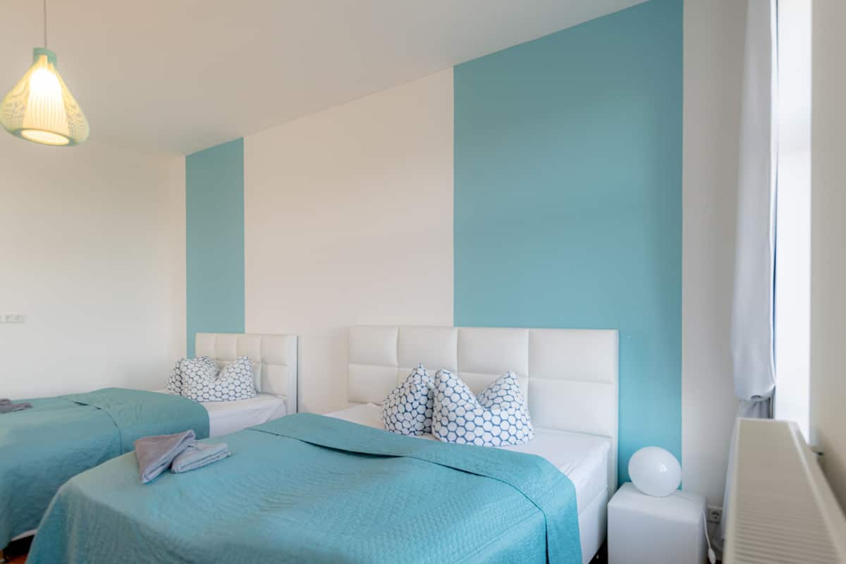 *Modern* Studio with Eat-in Kitchen