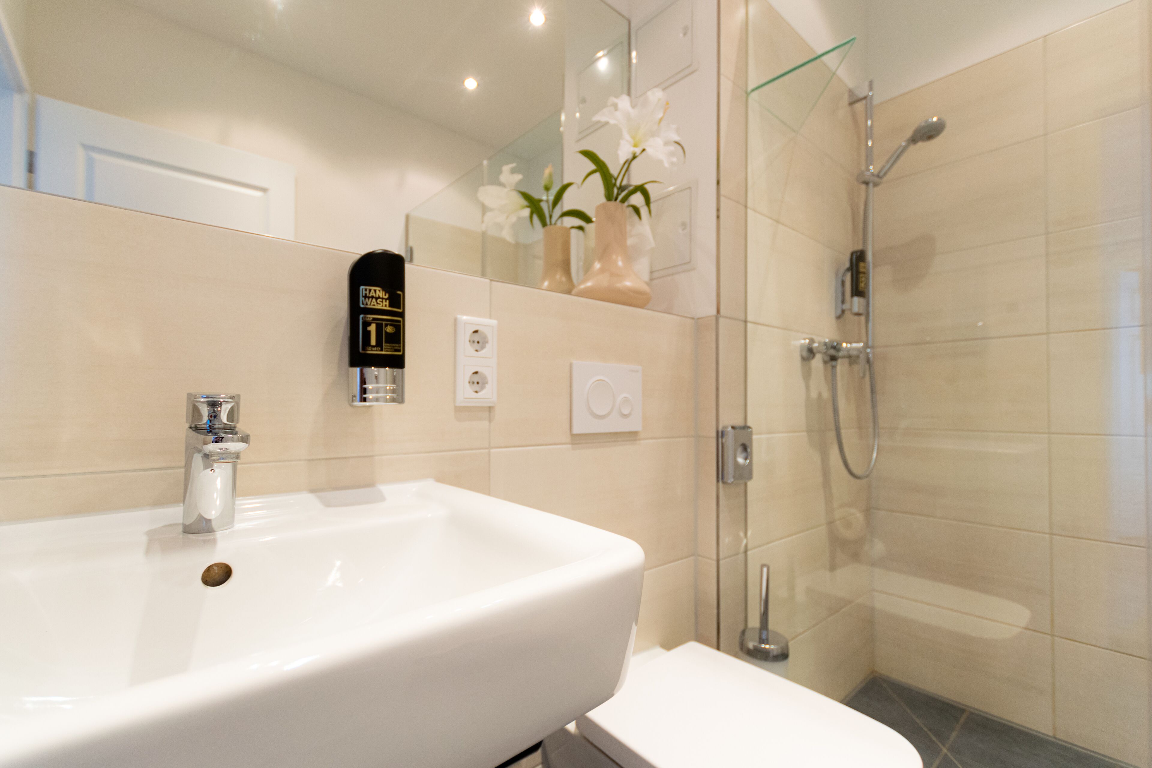 *superior* 2-room apartment with kitchen | bathroom | hair dryer, towels, soap, shampoo