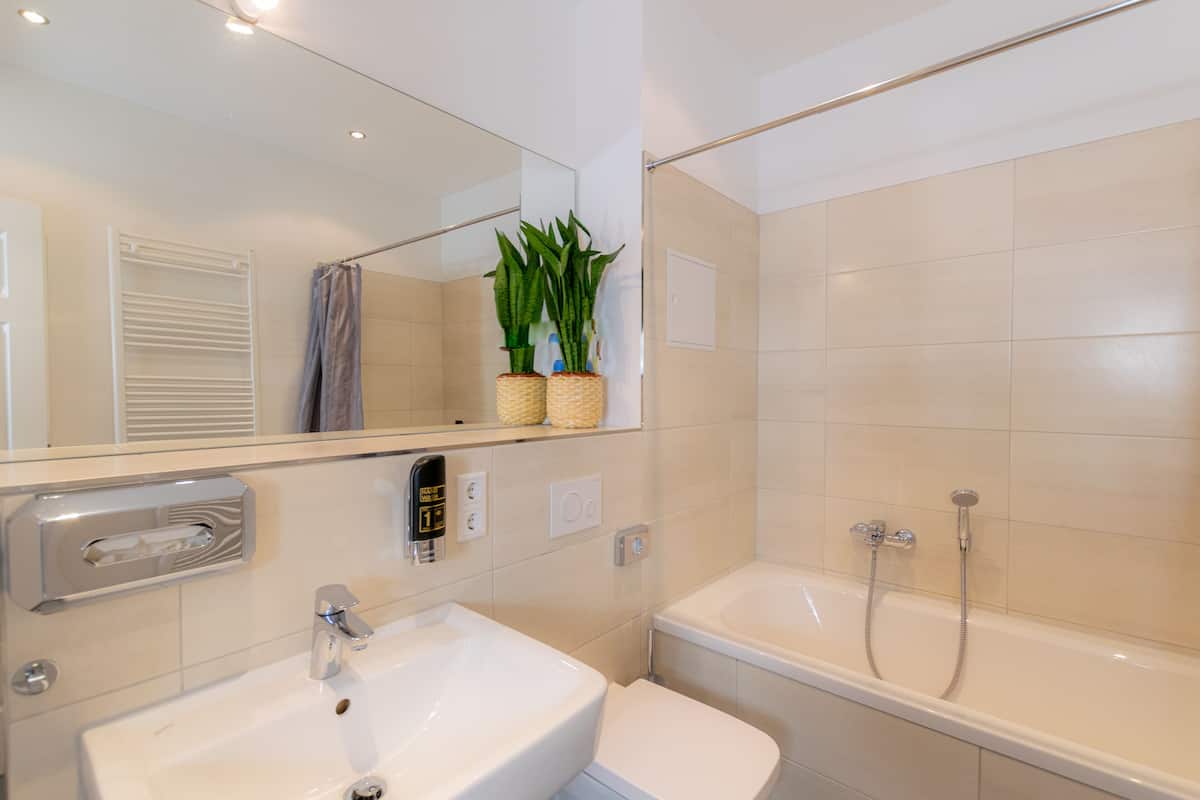 *Grand Modern* 3-Room Apartment with Eat-in Kitchen | Bathroom