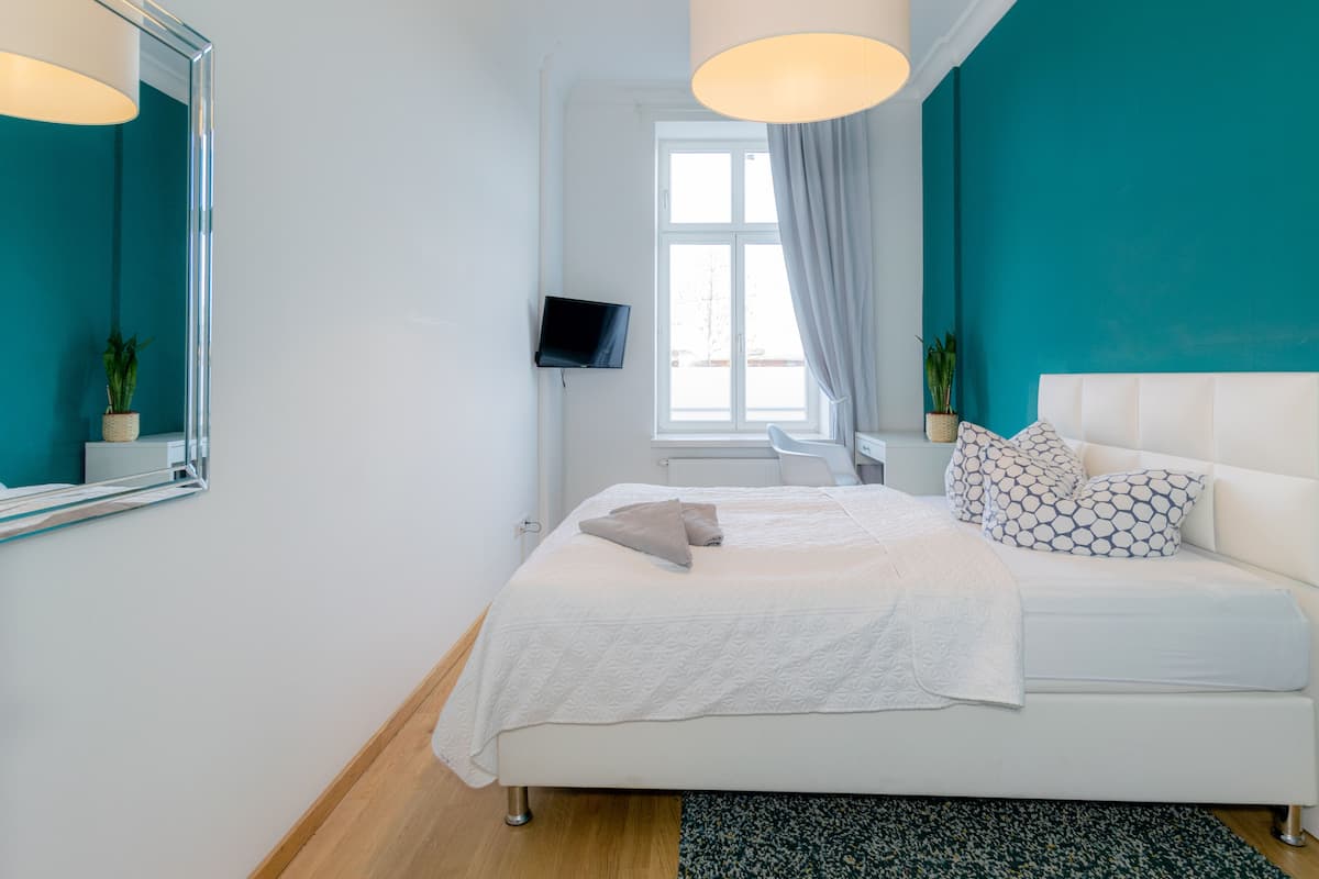 *Grand Modern* 3-Room Apartment with Eat-in Kitchen