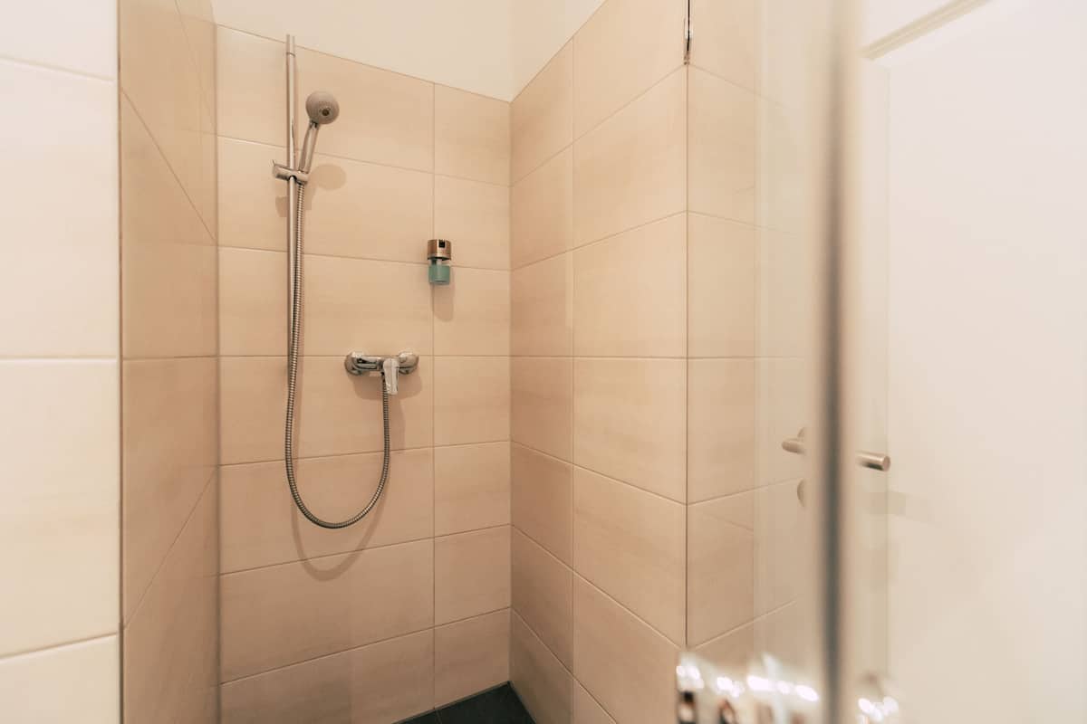 *Lovely Boho* 2-Room Apartment with Kitchenette and Balcony | Bathroom