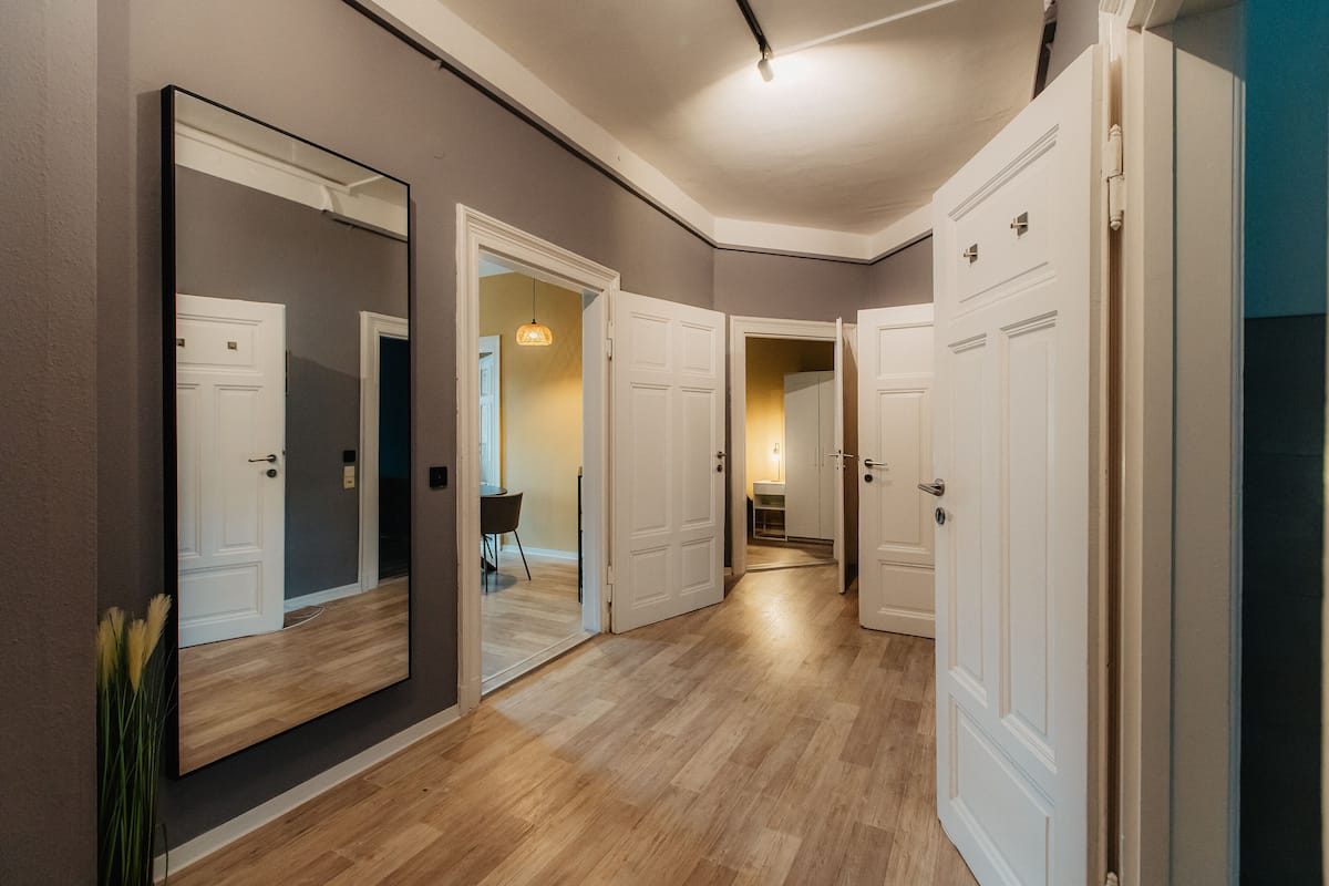 *Grand Botanical* 4-Room Apartment with Kitchen