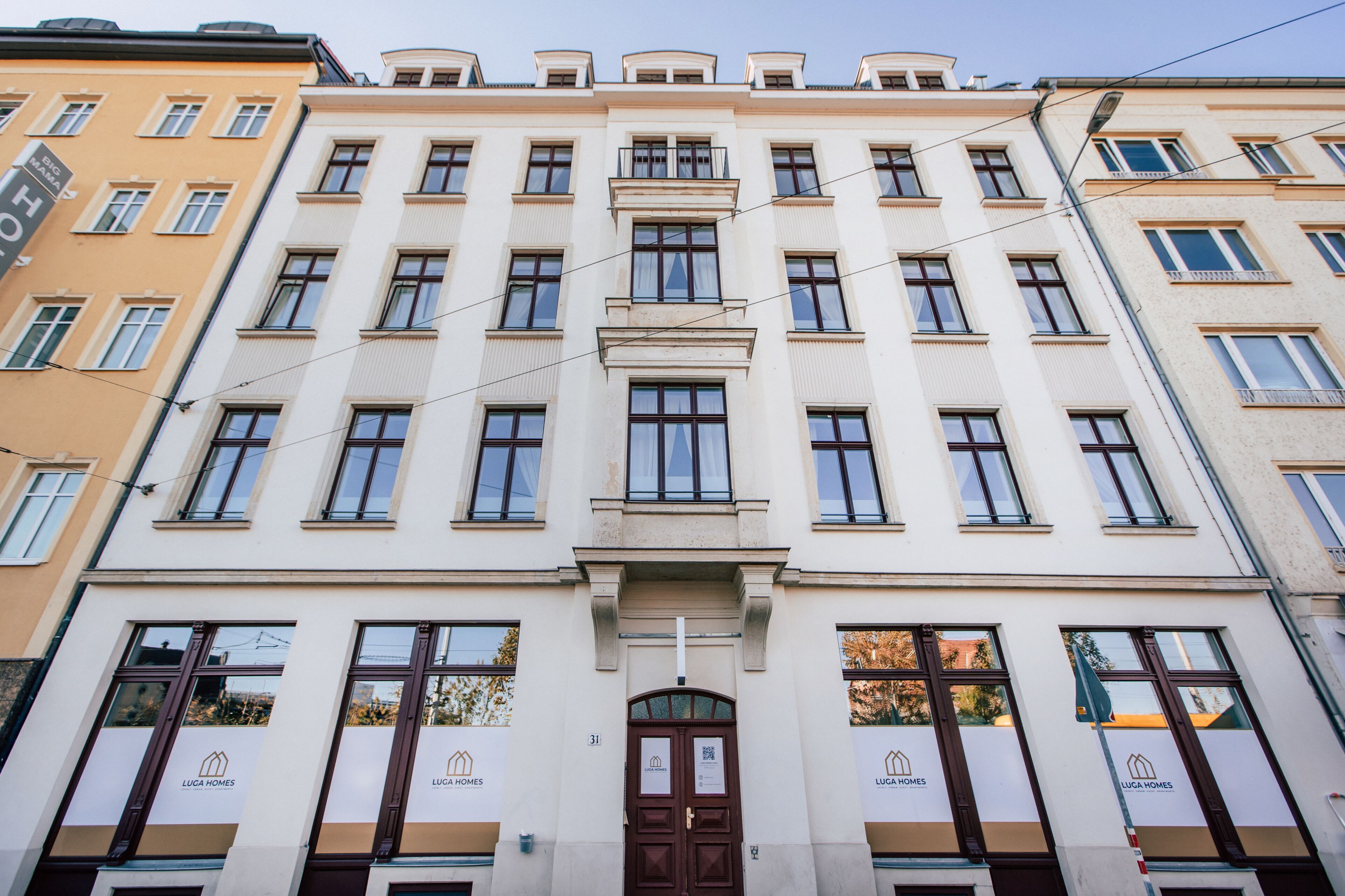 *grand rooftop* 4-room apartment with kitchen and terrace | front of property