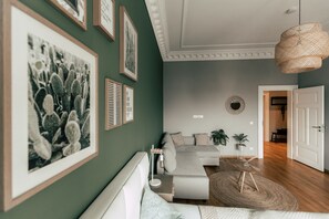 Decoración personalizada, muebles diferentes, cunas y cuna de viaje 