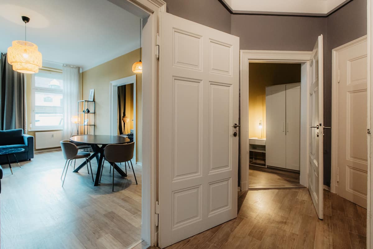 *Grand Botanical* 4-Room Apartment with Kitchen