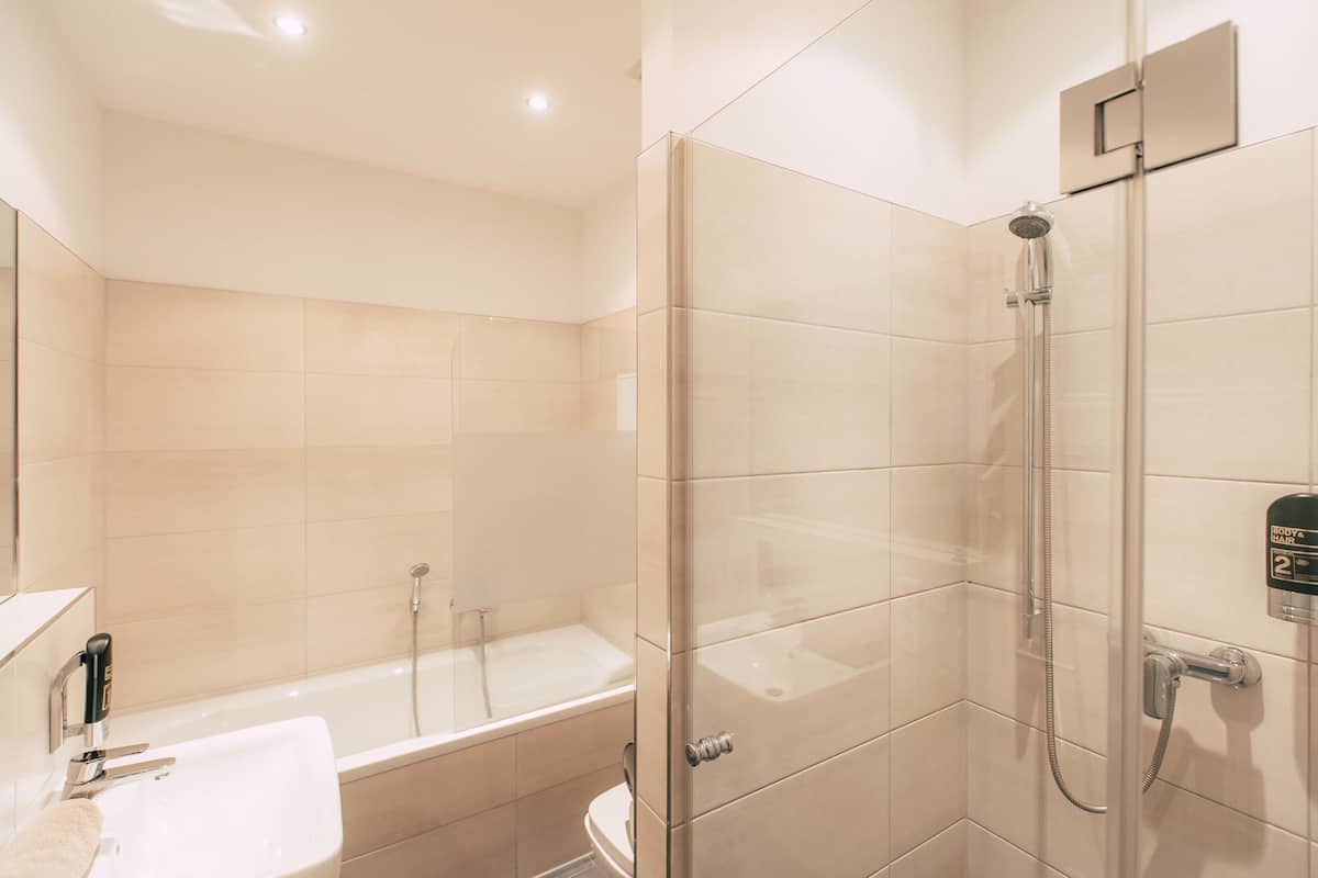 *Grand Boho* 4-Room Apartment with Kitchen and Balcony | Bathroom