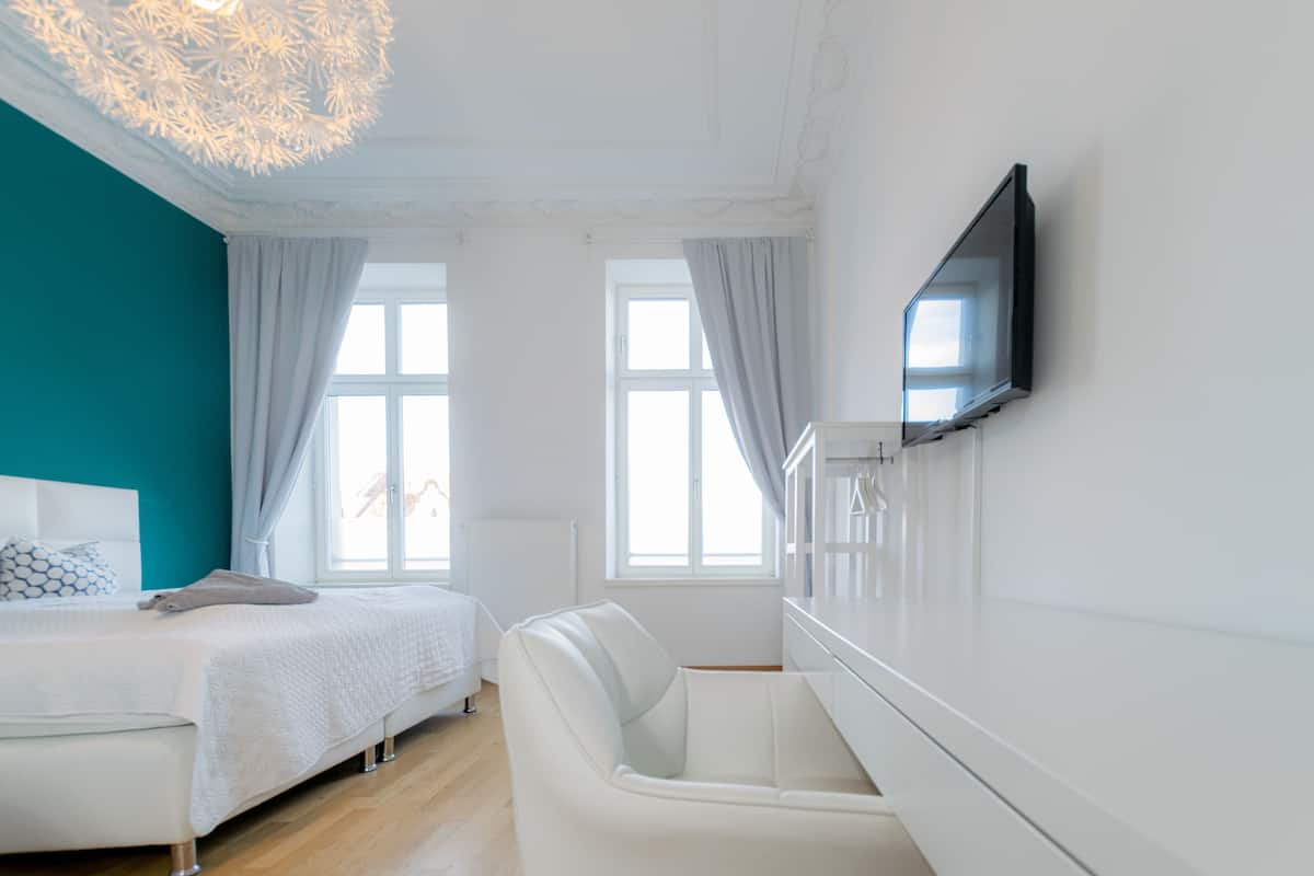 *Grand Modern* 3-Room Apartment with Eat-in Kitchen