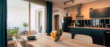 *Grand Rooftop* 4-Room Apartment with Kitchen and Terrace | Living area | Flat-screen TV