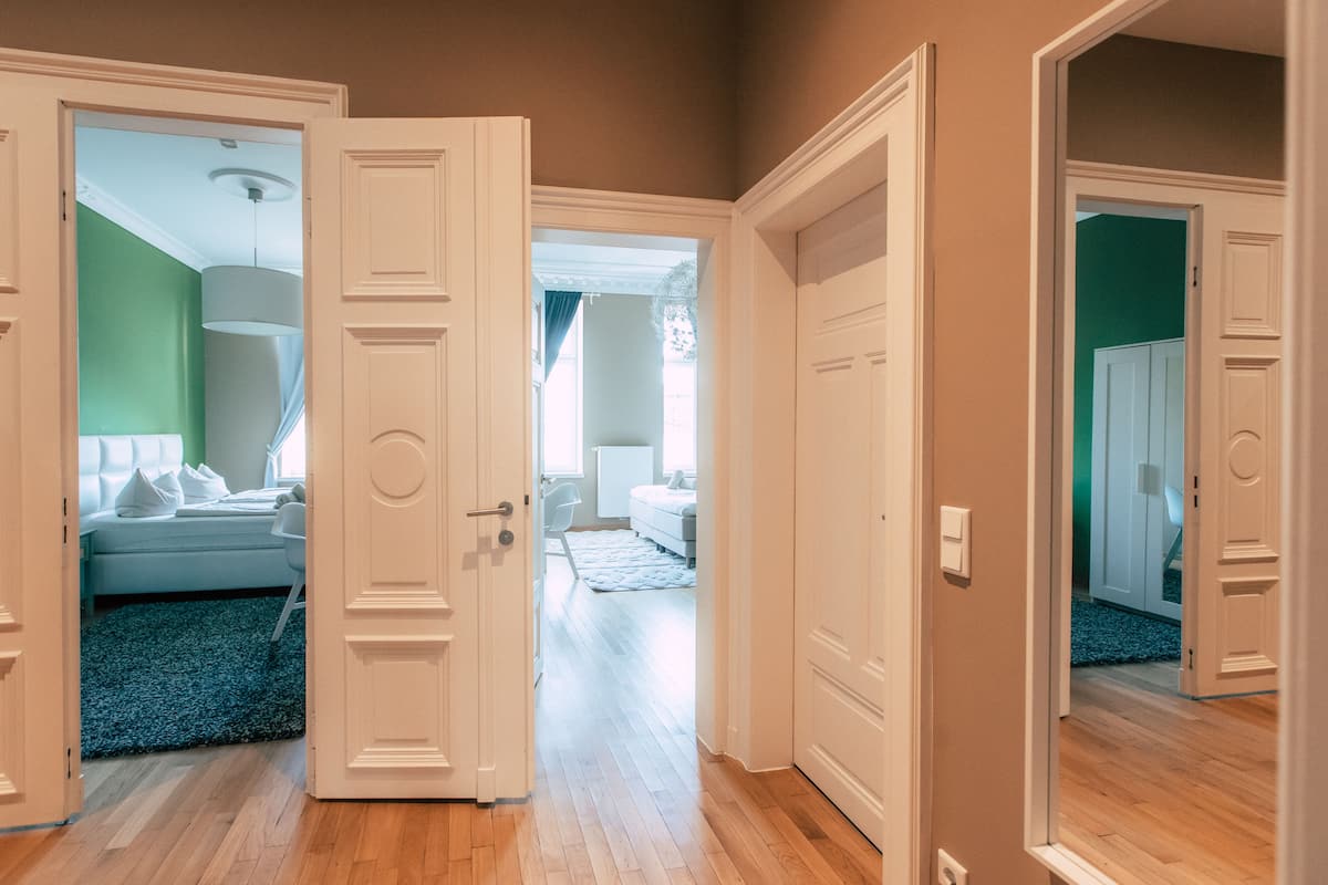 *Grand Boho* 4-Room Apartment with Kitchen and Balcony