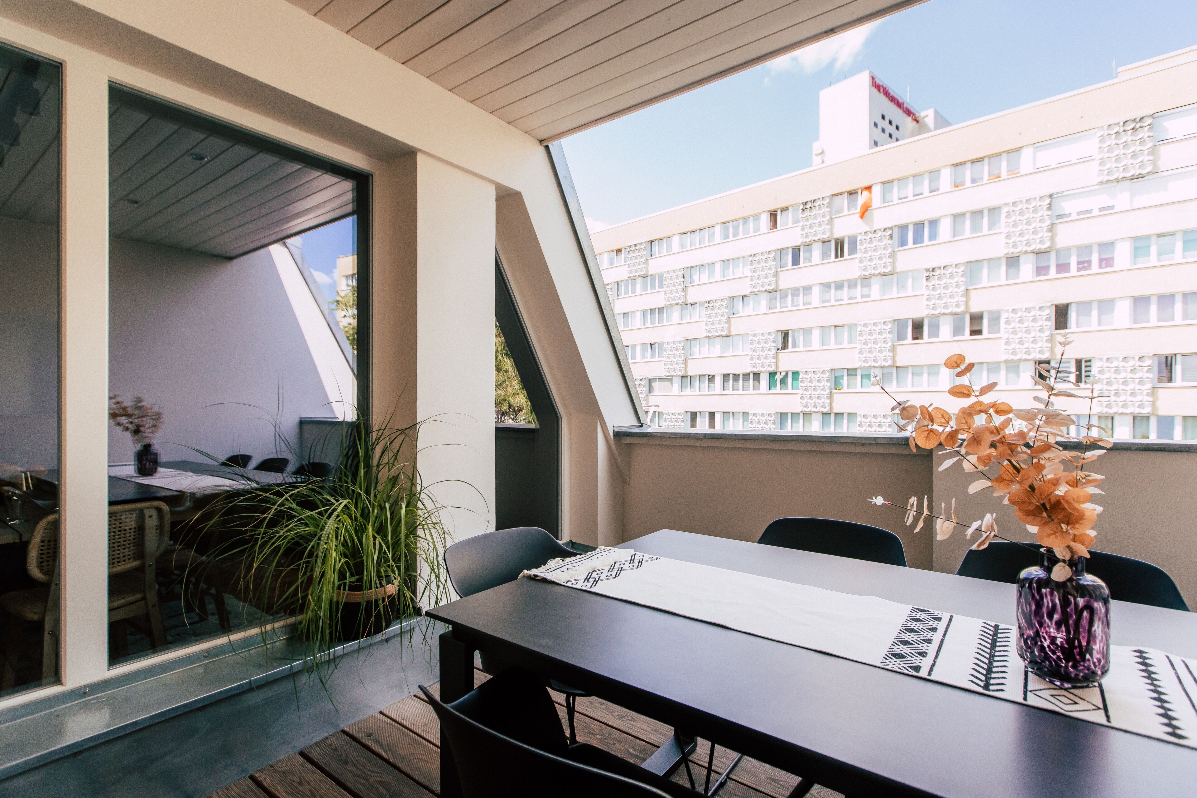 *Grand Rooftop* 4-Zimmer-Apartment mit Wohnküche und Dachterrasse | Blick auf die Stadt