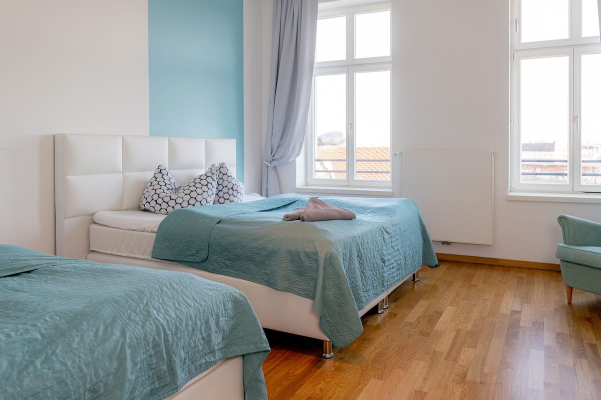 *Modern* Studio with Eat-in Kitchen