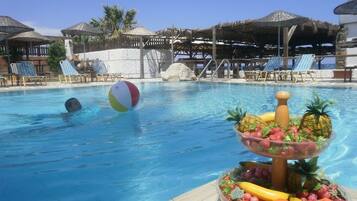 حمّام سباحة خارجي، مظلات على حمّام السباحة، مقاعد للتشمس