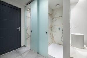 Room | Bathroom | Shower, hair dryer, towels - Aquarius Beach Hotel (Rhodes)