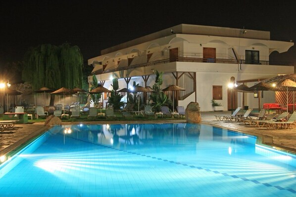 Front of property – evening/night - Aquarius Beach Hotel (Rhodes)