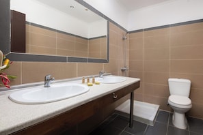 Room | Bathroom | Shower, hair dryer, towels - Aquarius Beach Hotel (Rhodes)