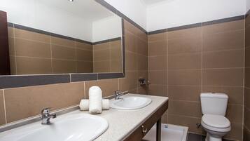 2 عدّة غرف نوم وخزنة داخل الغرفة وتجهيزات عازلة للصوت ومكواة/لوح كي