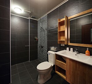 Amenidades de baño gratuitas, secadora de cabello, pantuflas, shampoo 