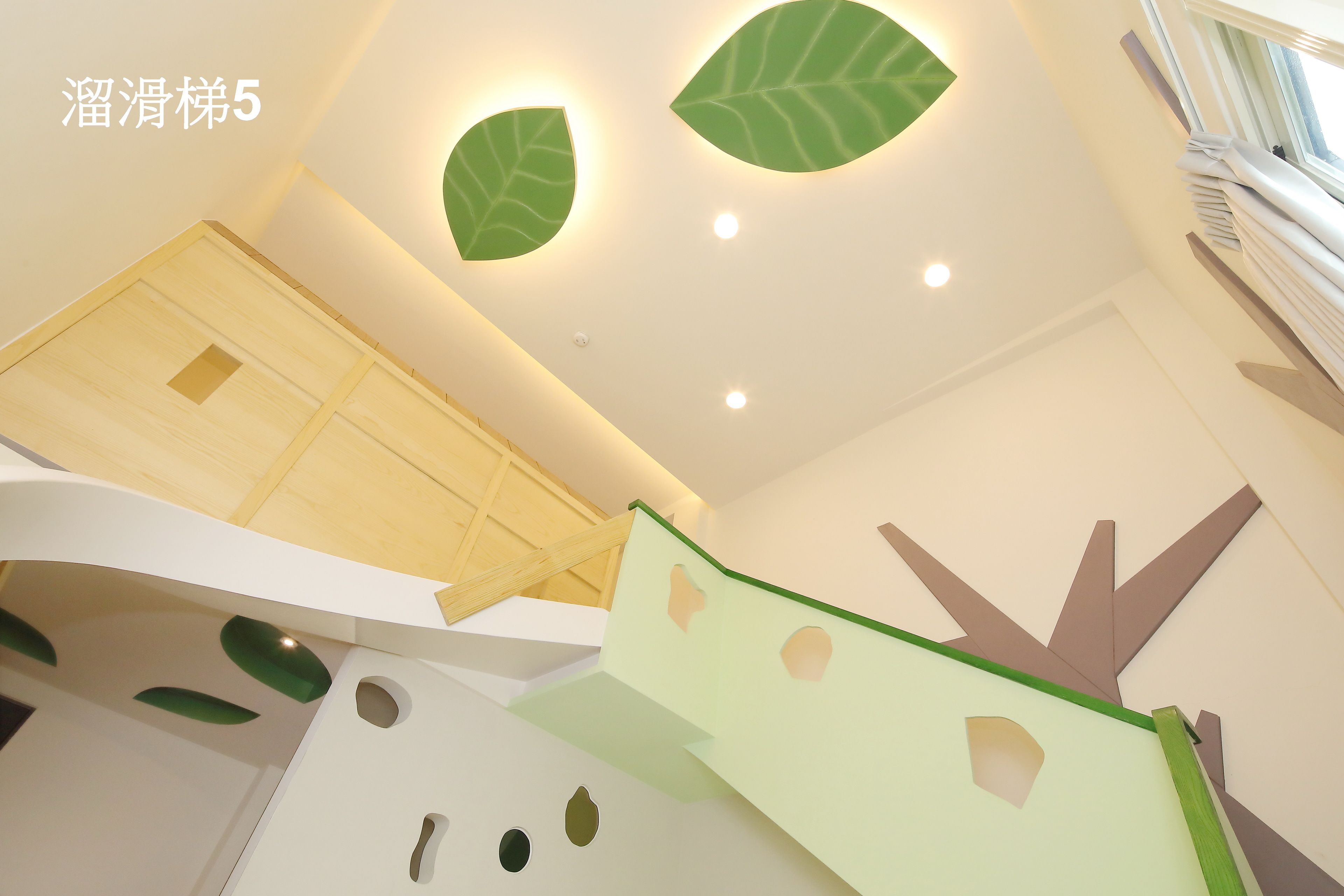 Un interior moderno con techo de madera, decoraciones en la pared con forma de hoja verde y un diseño geométrico único.