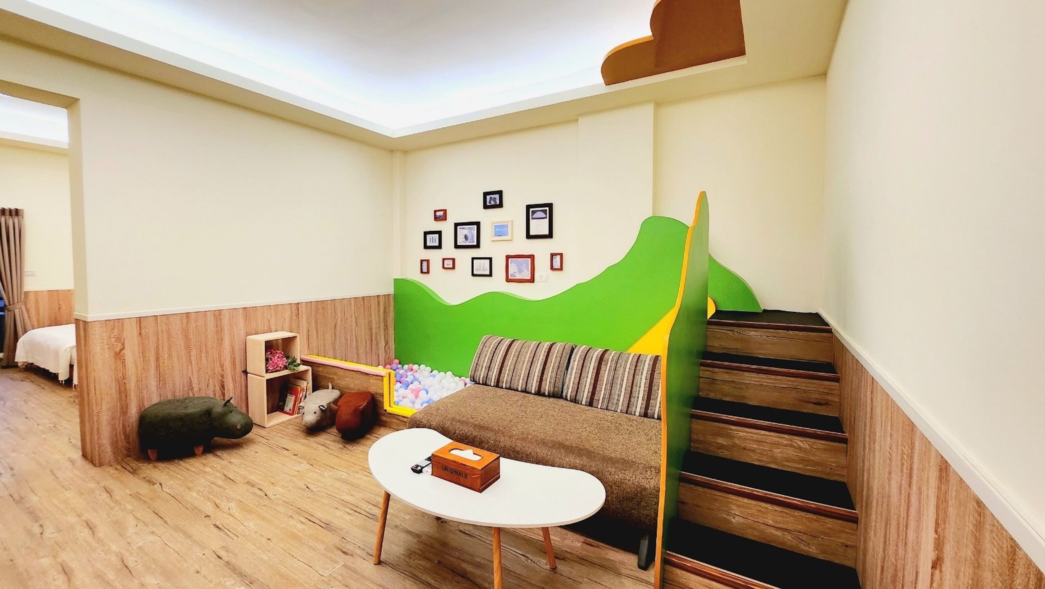 Gallery Quadruple Room, Bathtub | Individually decorated, individually furnished, laptop workspace