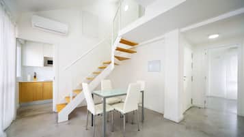 Apartment, 2 Bedrooms (2-A) | In-room dining