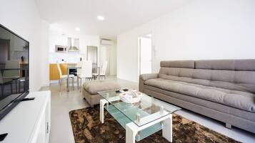 Grand réfrigérateur, micro-ondes, four, plaque de cuisson