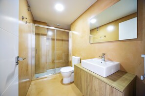Apartment, 1 Bedroom (Bajo A) | Bathroom | Shower, free toiletries, hair dryer, towels - Rueiro 17 (Oleiros)