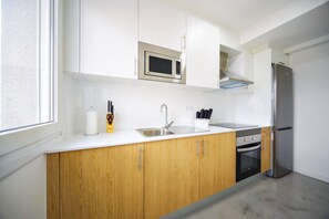 Full-size fridge, microwave, oven, stovetop