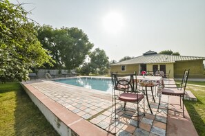 Outdoor pool - Lohana Village Resort (Pushkar)