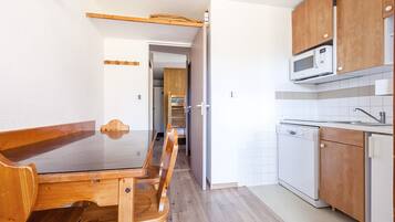Apartamento Confort, 1 habitación (5/6 pers) | Cocina básica privada | Frigorífico, microondas, placa de cocina y lavavajillas