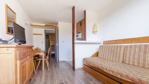 Comfort appartement, 1 slaapkamer (5/6 pers) | Woonruimte | Flatscreentelevisie en een dvd-speler