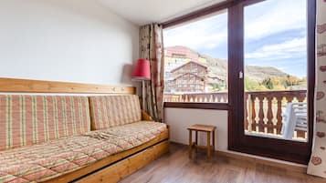 Apartamento Confort, 1 habitación (5/6 pers) | Zona de estar | Una televisión de pantalla plana, un reproductor de DVD