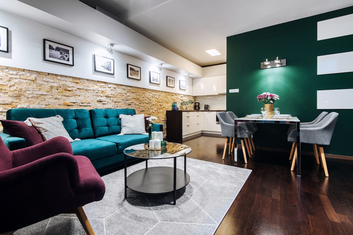 Appartamento Premium, 2 camere da letto, vista giardino, lato giardino | Soggiorno | TV a schermo piatto