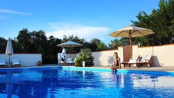 Piscine extérieure, parasols de plage, chaises longues