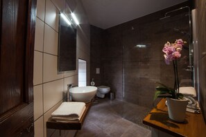 Family Cottage, 3 Bedrooms, Courtyard View, Courtyard Area | Bathroom | Combined shower/bathtub, free toiletries, hair dryer, towels - Domaine de Palatz (Laure-Minervois)