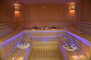 Een sauna, een bubbelbad, een stoombad, een Turks bad/hammam