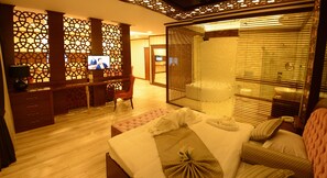 Minibar, coffres-forts dans les chambres, bureau