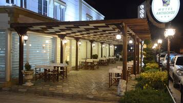 2 restaurants, lunch, dinner served; Turkish cuisine