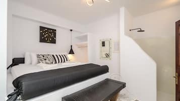Junior Double Room, Ground Floor (No Terrace) | Italialaiset Frette-lakanat, ylelliset vuodevaatteet, untuvapeitot