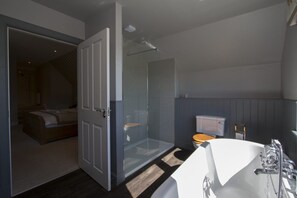 Junior-Suite, 1 King-Bett, Bergblick, Bergseite | Badezimmer | Kostenlose Toilettenartikel, Handtücher