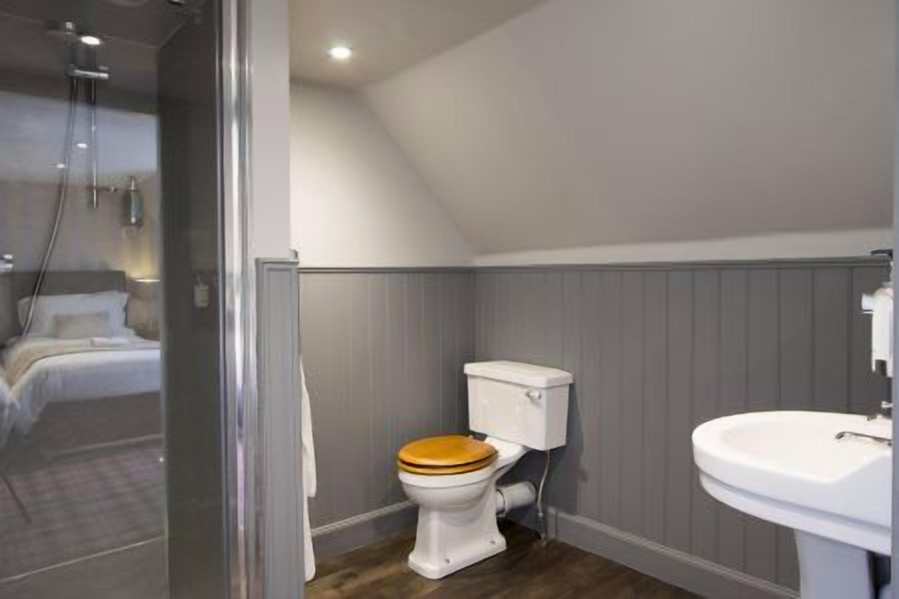 superior twin room | bathroom | free toiletries, towels