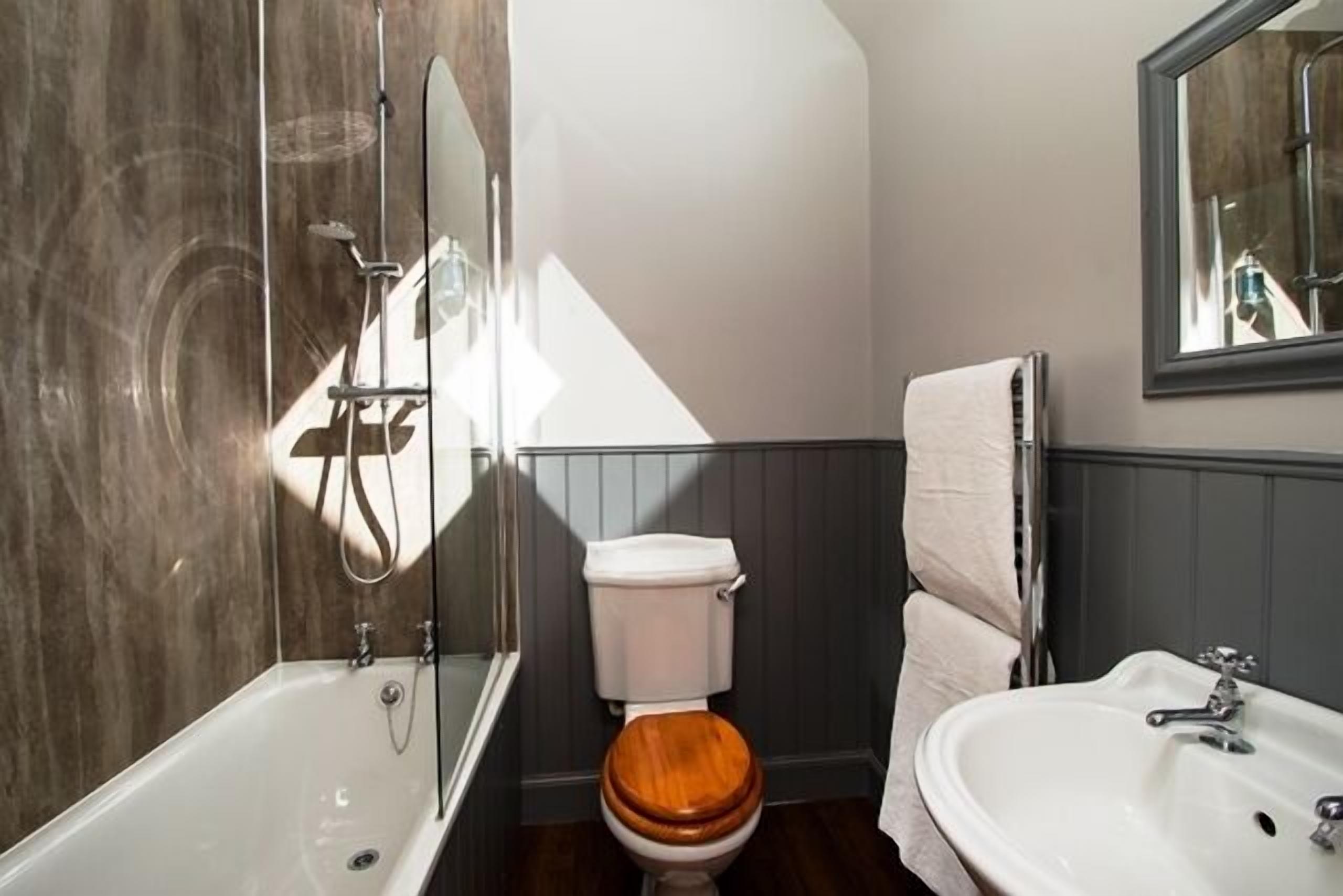 superior twin room | bathroom | free toiletries, towels