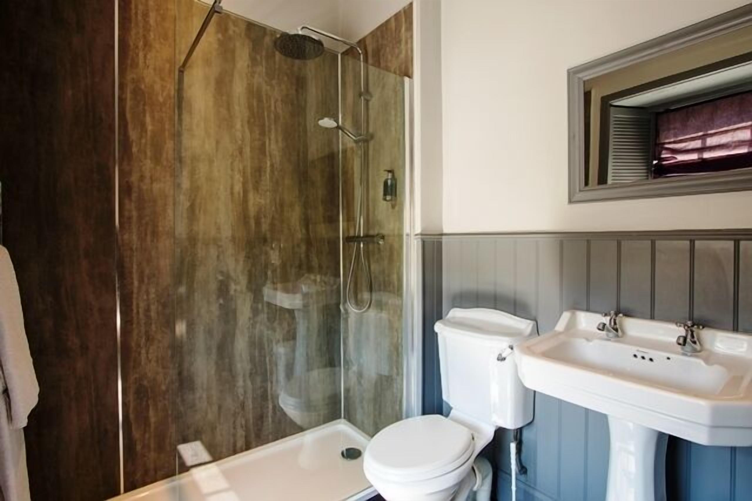 superior double room | bathroom | free toiletries, towels