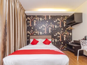 Habitación doble Deluxe, 1 cama Queen size | Escritorio, wifi gratis y ropa de cama 
