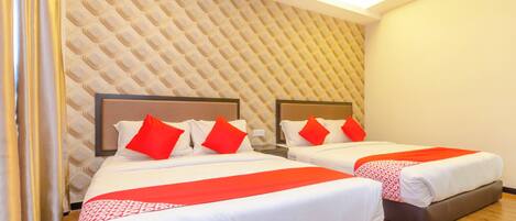 Family Suite | Desk, WiFi (free), bed sheets