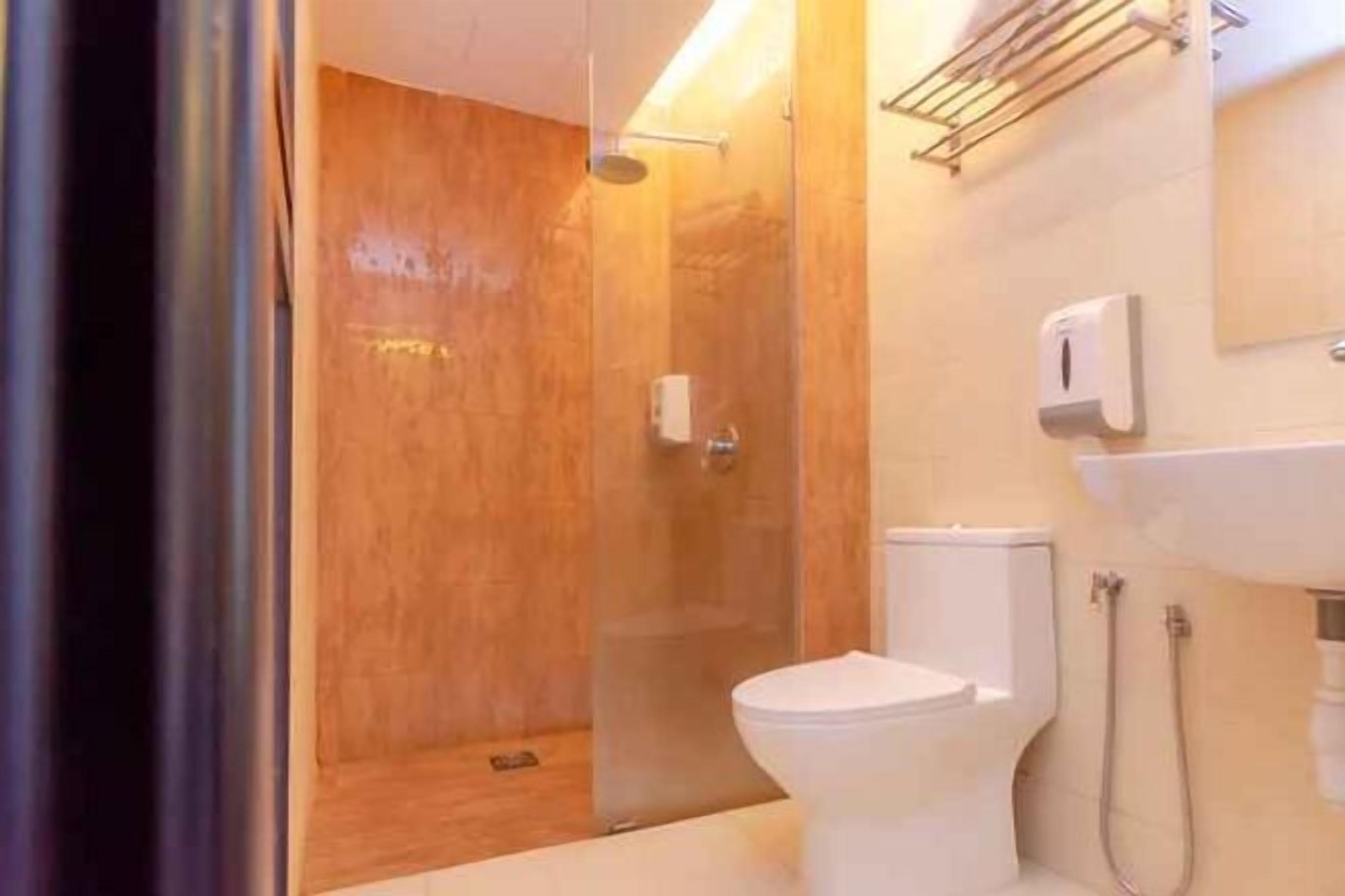 Shower, bidet, towels