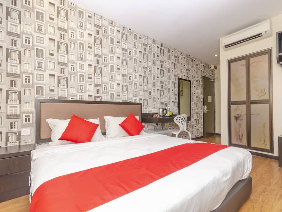 Deluxe Double Room, 1 King Bed | Desk, free WiFi, bed sheets