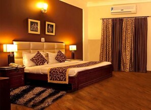 In-room safe, desk, free rollaway beds
