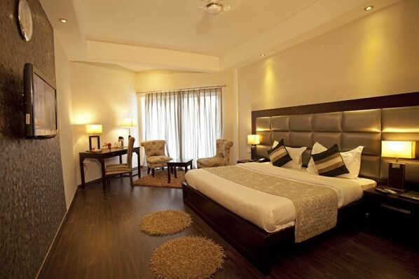 In-room safe, desk, free rollaway beds