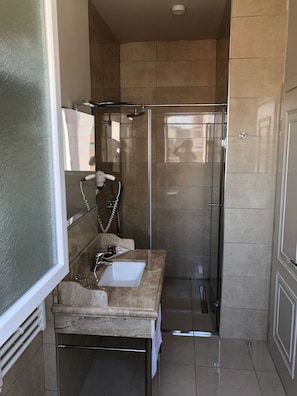 Habitación doble Deluxe, 1 cama Queen size, vista parcial al mar | Baño | Regadera, regadera tipo lluvia, amenidades de baño gratuitas